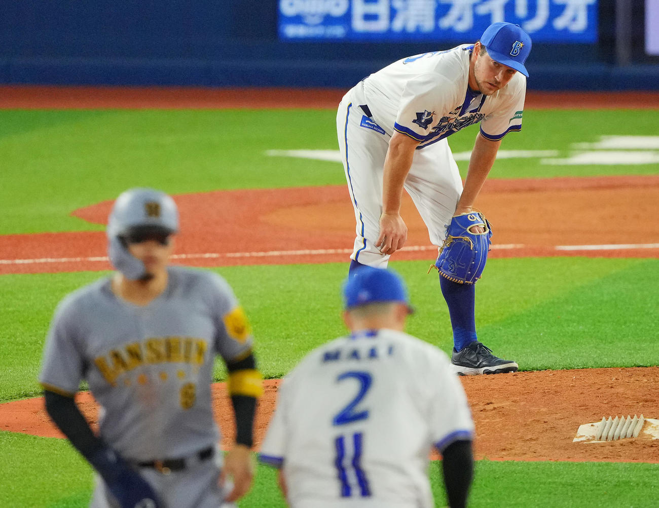 DeNA対阪神　6回表阪神無死一塁、大山に内野安打を許しひざに手をつき悔しがるバウアー（撮影・垰建太）