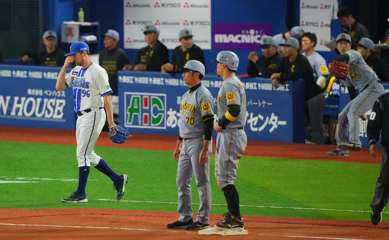 DeNA対阪神　6回表阪神2死一、三塁、さえない表情を見せるバウアー（左）（撮影・垰建太）