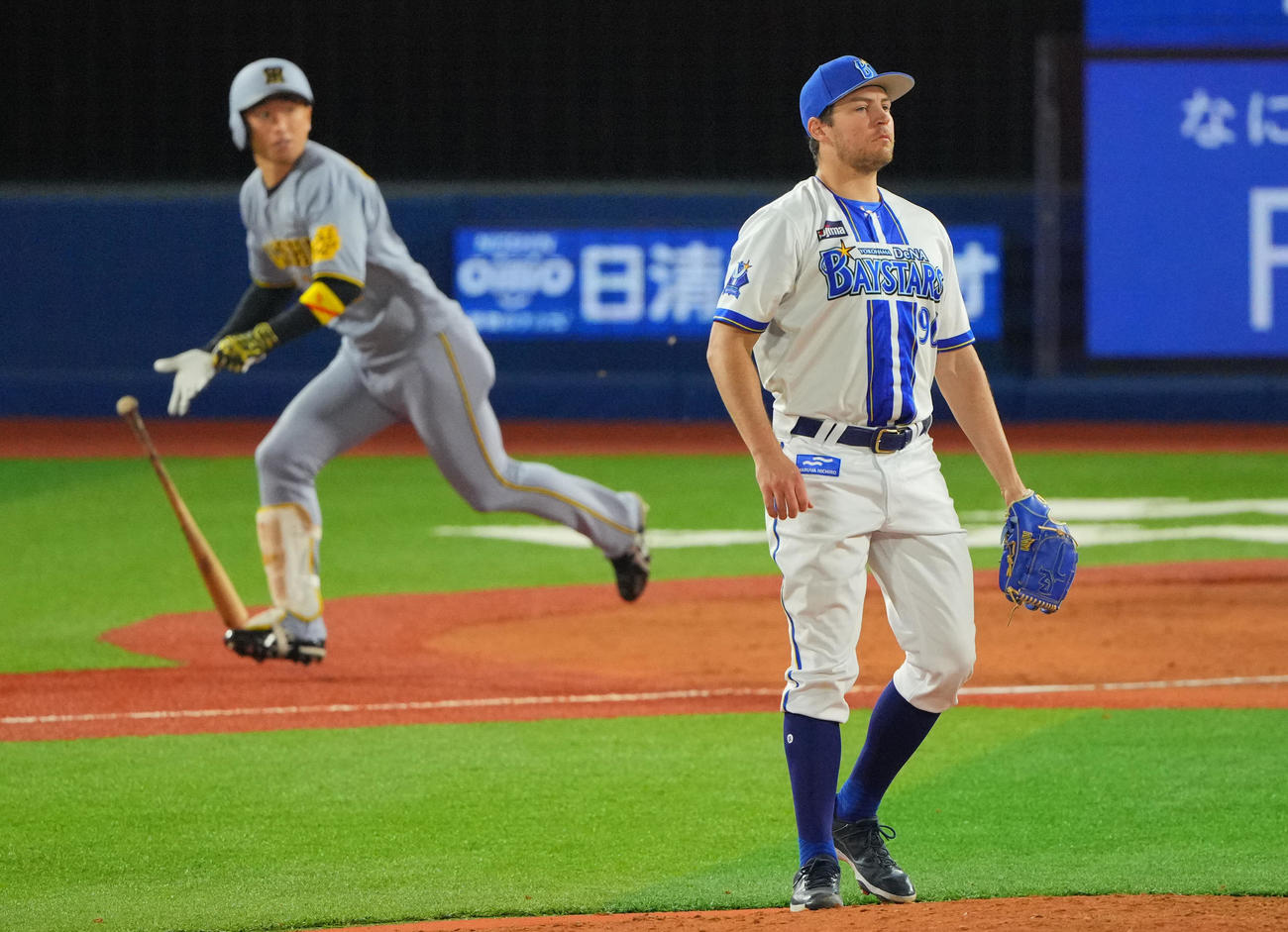 DeNA対阪神　5回表阪神1死二塁、近本（左）に適時打を許すバウアー（撮影・垰建太）