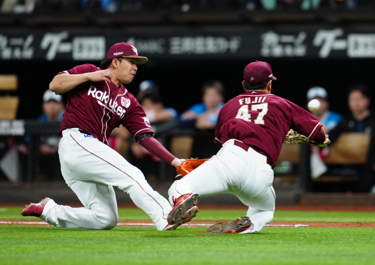 日本ハム対楽天　7回裏日本ハム無死一塁、上川畑の失敗した送りバントの打球処理で交錯する一塁手浅村（左）と先発の藤井（撮影・江口和貴）