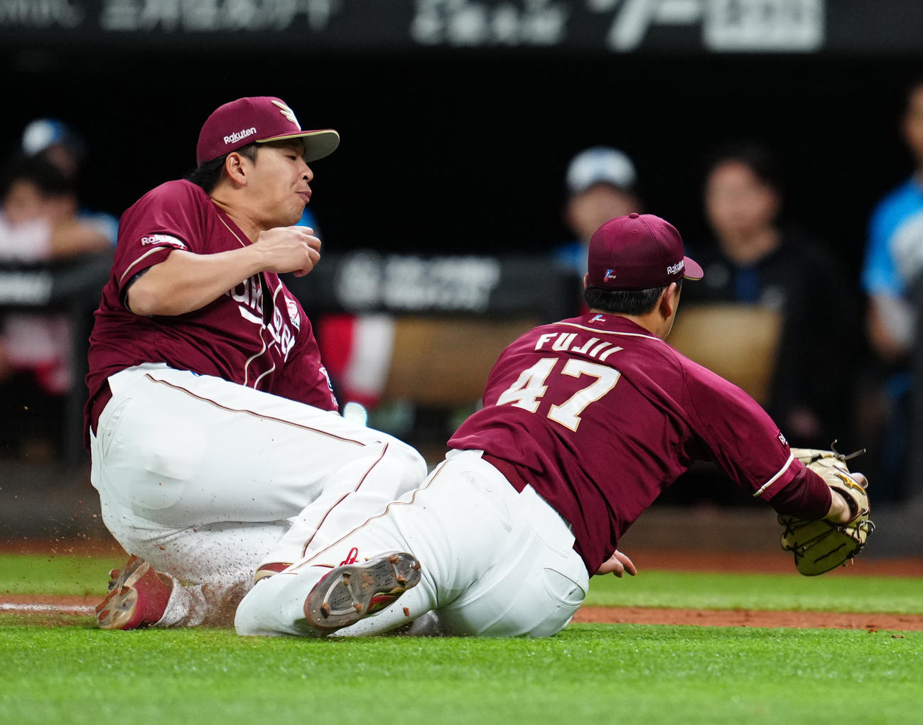 日本ハム対楽天　7回裏日本ハム無死一塁、上川畑の失敗した送りバントの打球処理で交錯する一塁手浅村（左）と先発の藤井（撮影・江口和貴）