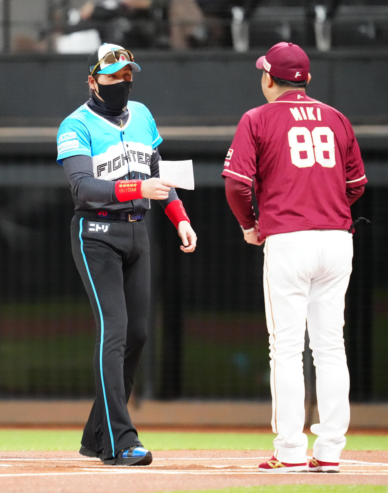 日本ハム対楽天　試合前、メンバー表の最終確認を行う日本ハム新庄監督（左）（撮影・江口和貴）