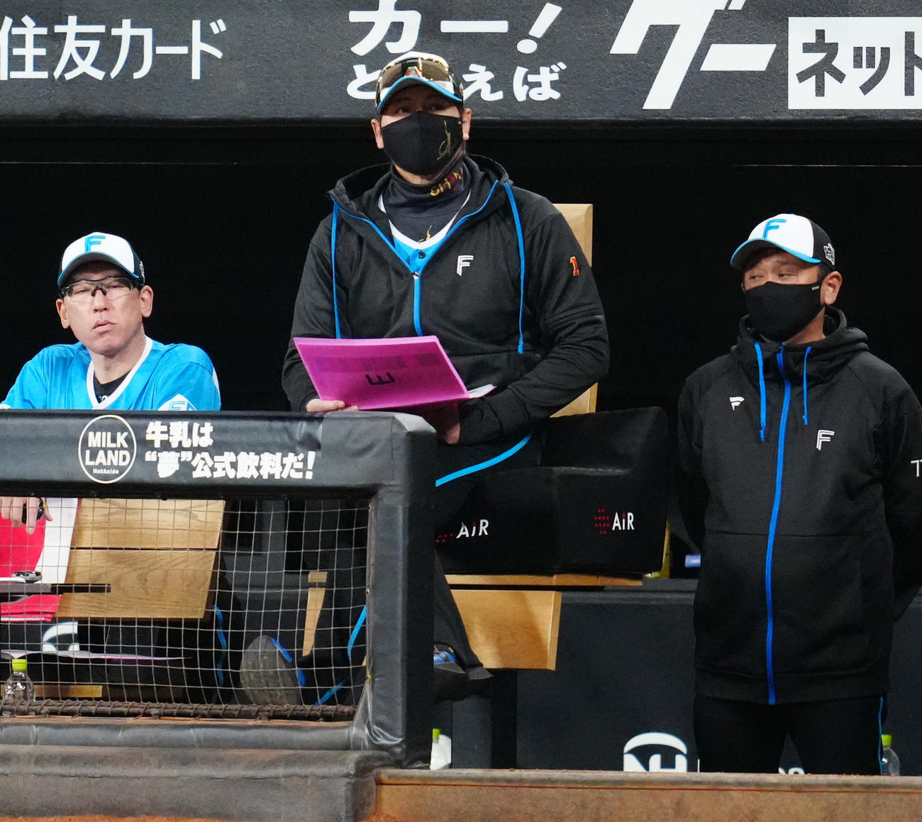 日本ハム対楽天　1回裏、ベンチから戦況を見つめる日本ハム新庄監督（中央）（撮影・江口和貴）