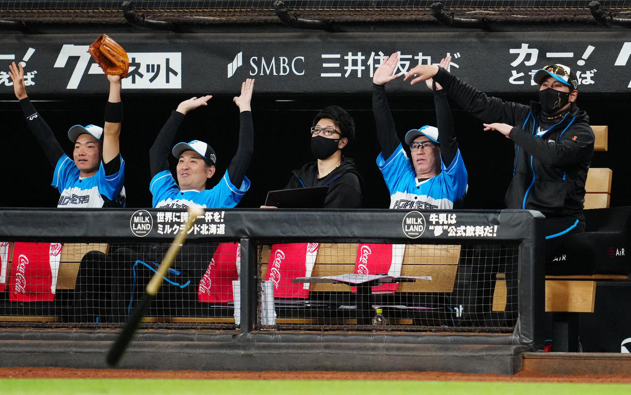 日本ハム対楽天　2回裏日本ハム1死、郡司が放った先制ソロ本塁打の打球の行方を見つめる新庄監督（右端）ら（撮影・江口和貴）