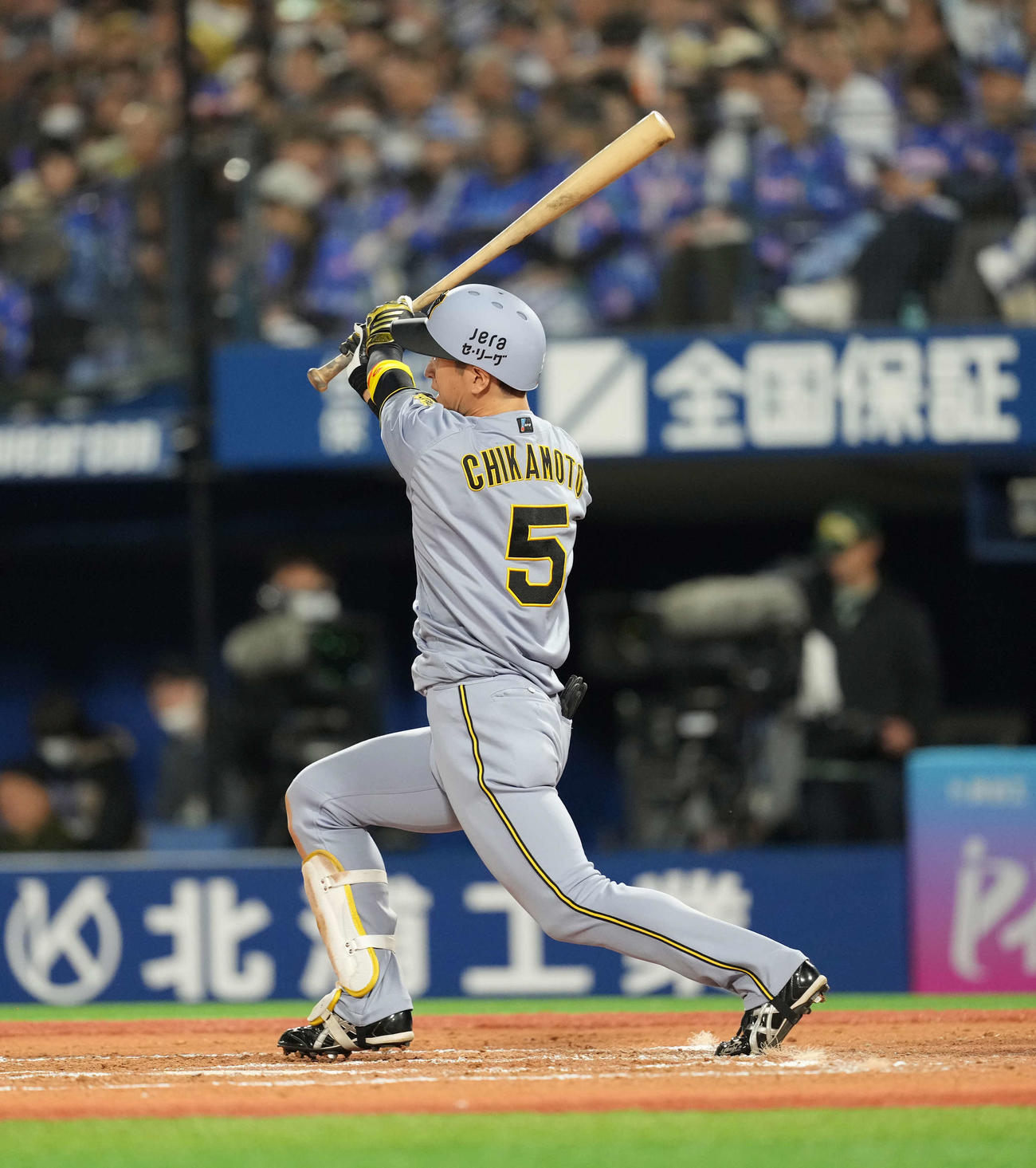DeNA対阪神　7回表阪神無死、右越え本塁打を放つ近本（撮影・井上学）