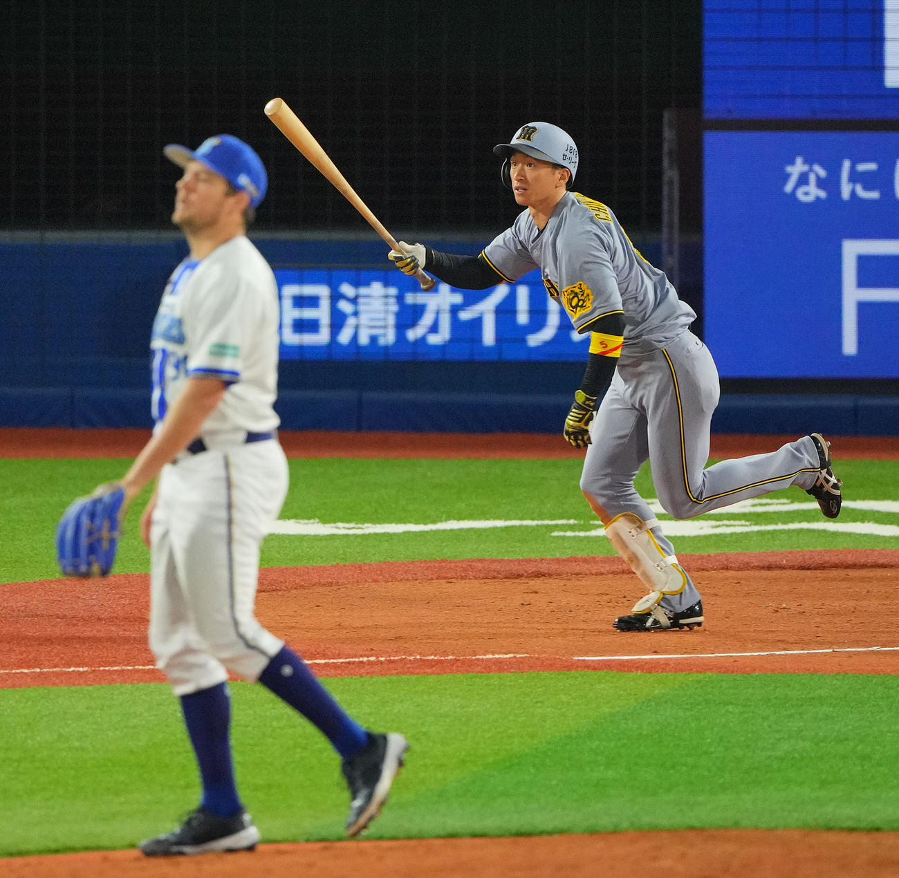 DeNA対阪神　7回表阪神無死、ソロ本塁打を放つ近本。投手バウアー（撮影・垰建太）