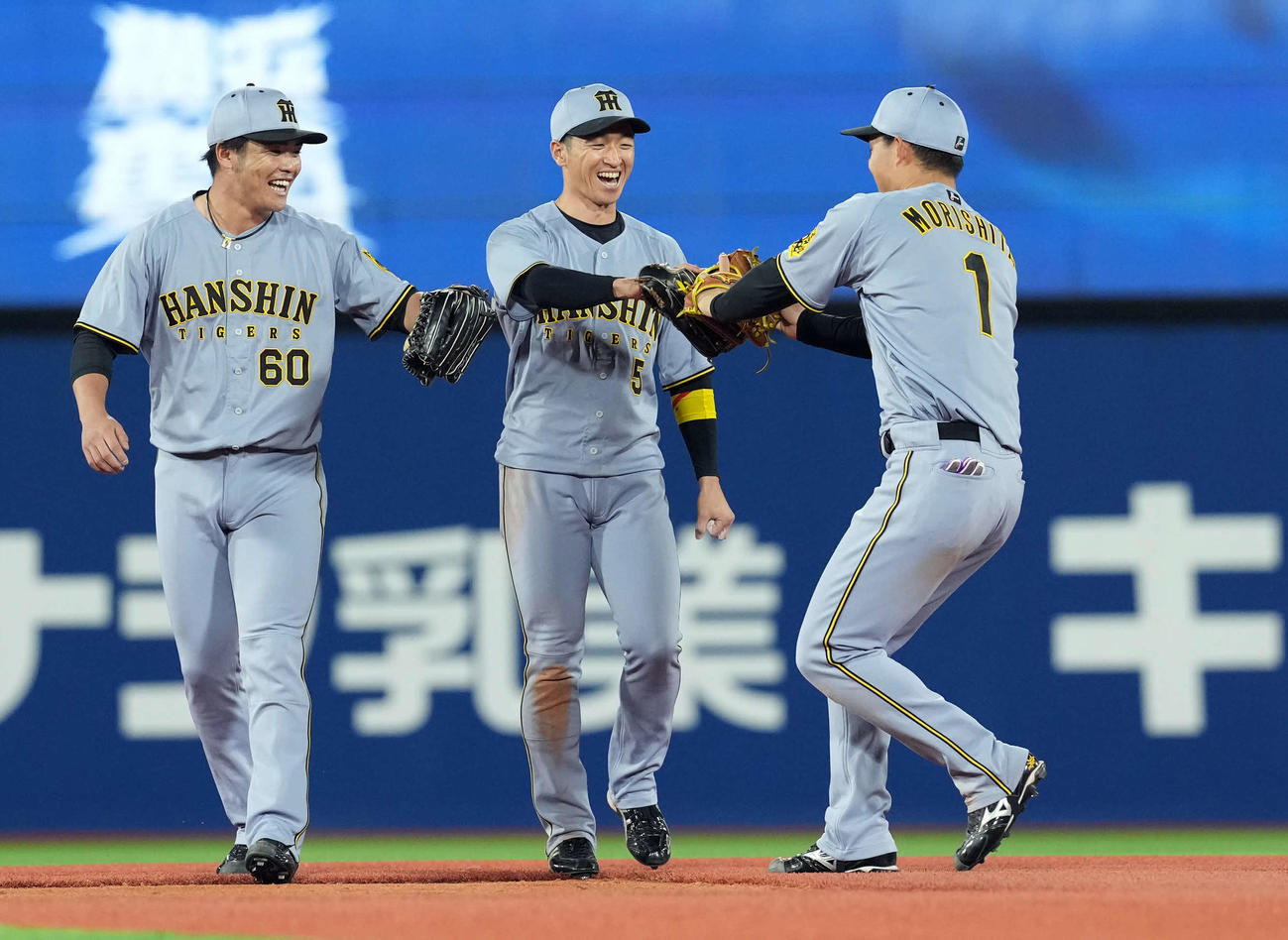 DeNA対阪神　DeNAに勝利し笑顔でナインとハイタッチする阪神近本（撮影・たえ見朱実）