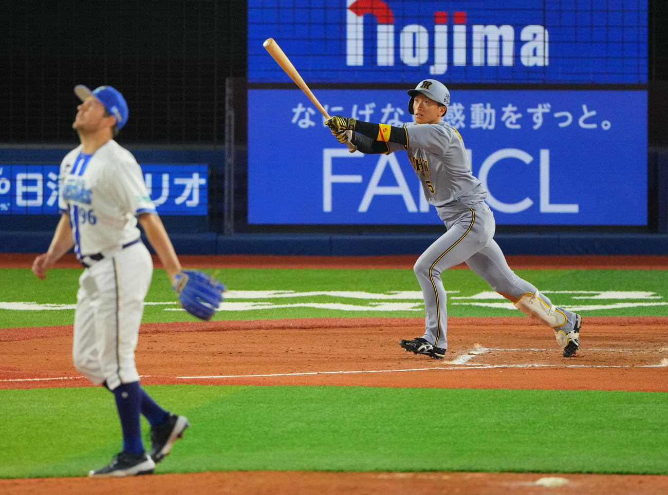 DeNA対阪神　7回表阪神無死、ソロ本塁打を放つ近本。投手バウアー（撮影・垰建太）