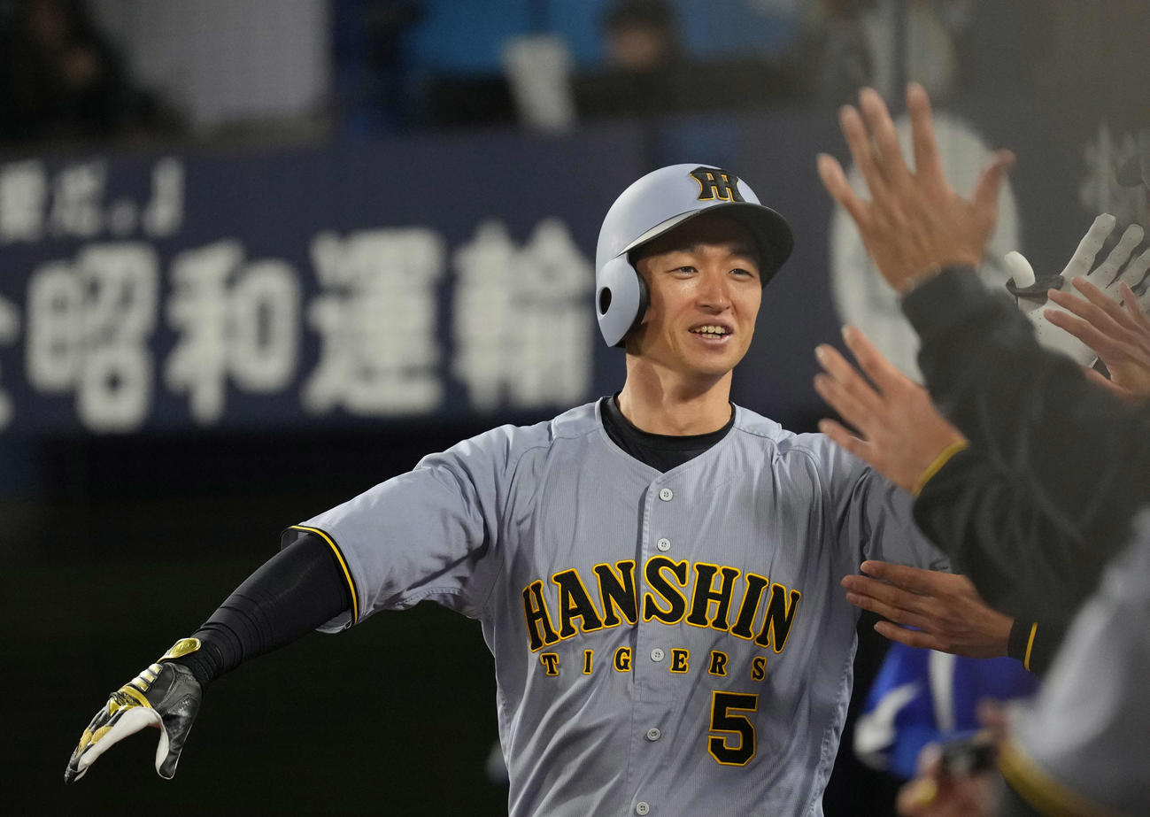 DeNA対阪神　7回表阪神無死、右越え本塁打を放ち生還する近本（撮影・井上学）