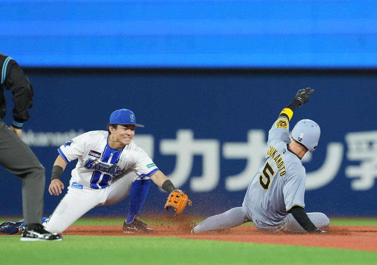 DeNA対阪神　5回表阪神1死一塁、二盗を決める近本（撮影・たえ見朱実）