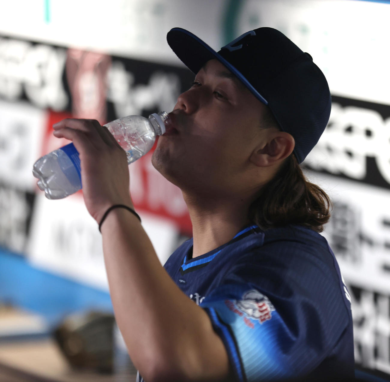 ロッテ対西武　またも勝利に見放され水分を補給する高橋（撮影・水谷安孝）
