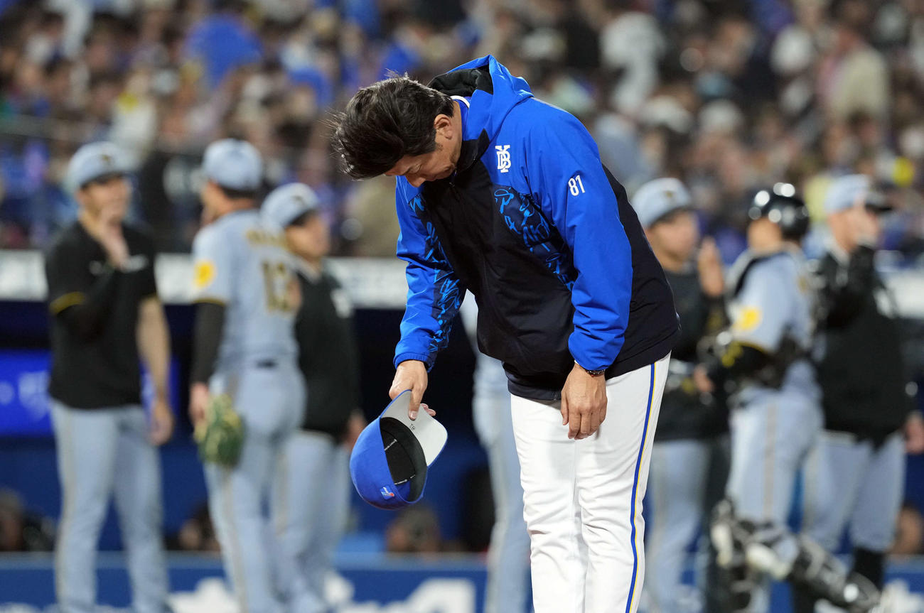DeNA対阪神　阪神に負けを喫し頭を下げるDeNA三浦監督（撮影・たえ見朱実）