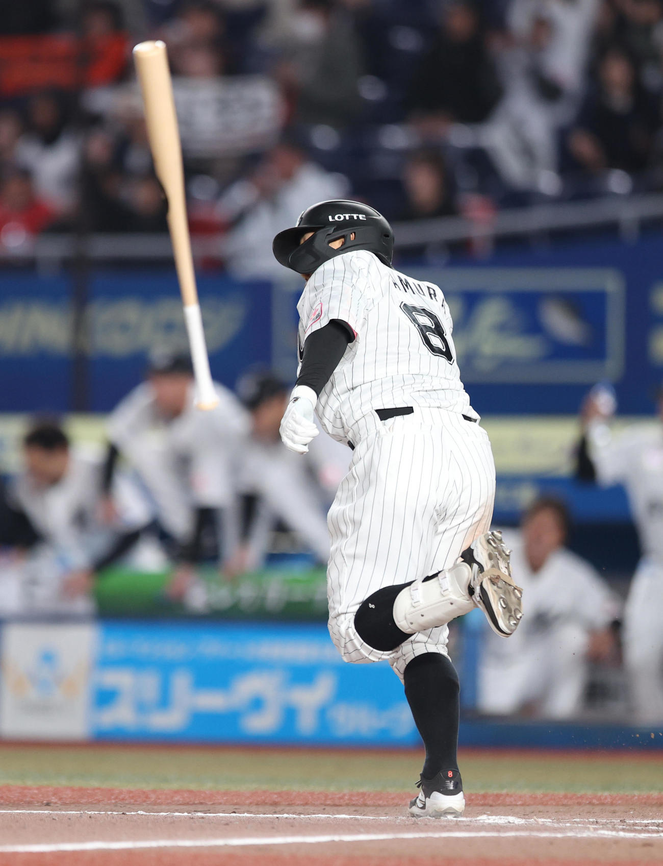 ロッテ対西武　9回裏1死満塁、サヨナラ適時打を放つ中村奨（撮影・水谷安孝）