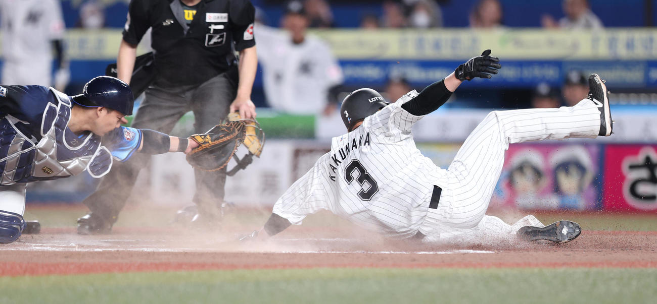 ロッテ対西武　6回裏ロッテ2死一、二塁、寺地の内野ゴロ内野安打と悪性球で生還する角中（撮影・水谷安孝）