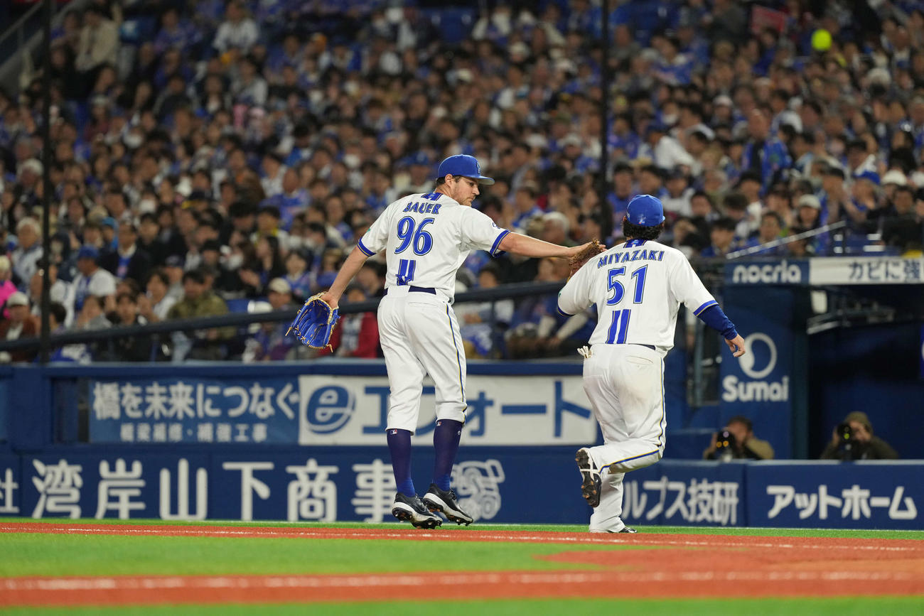 DeNA対阪神　4回を終え宮崎（右）とタッチするバウアー（撮影・井上学）