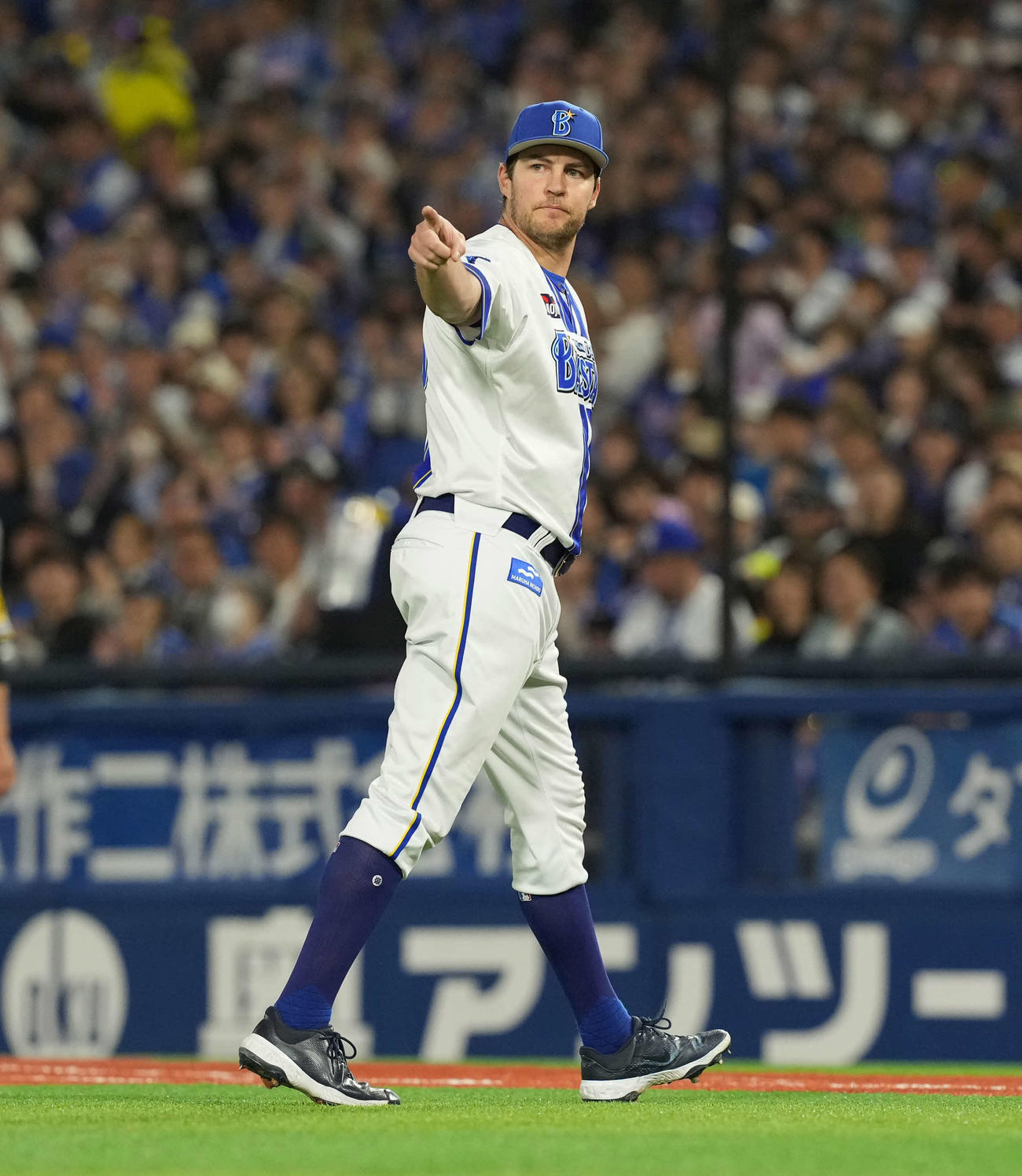 DeNA対阪神　4回を終えポーズを決めるDeNAバウアー（撮影・井上学）