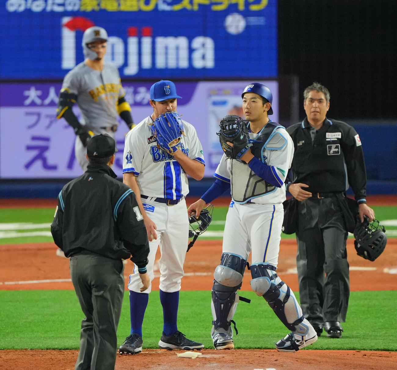DeNA対阪神　4回表阪神無死一、三塁、マウンドで言葉を交わすバウアー（左）と山本（撮影・垰建太）