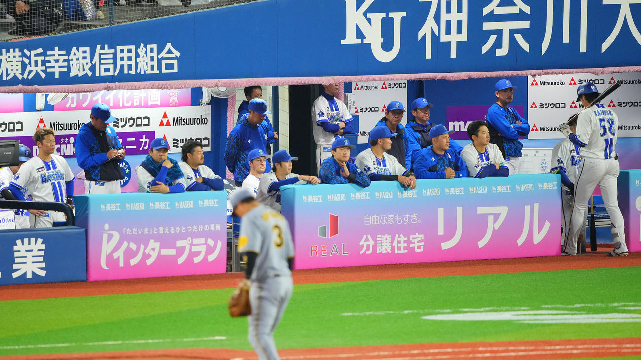 DeNA対阪神　9回裏DeNA2死、厳しい表情で戦況を見つめるバウアー（中央）らナイン（撮影・垰建太）