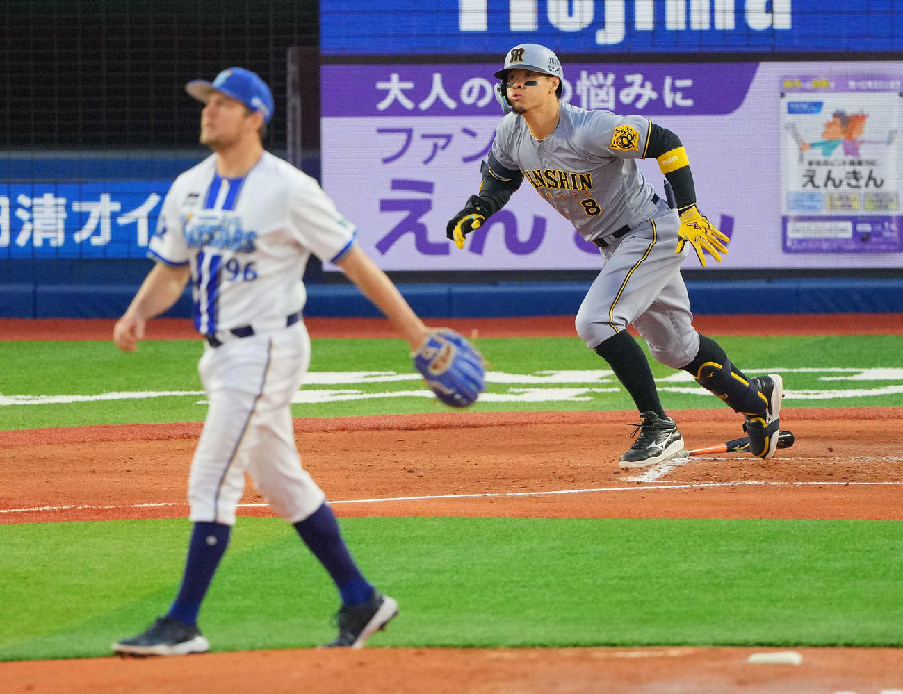 DeNA対阪神　2回表阪神無死、三塁打を放つ佐藤輝。投手はバウアー（撮影・垰建太）