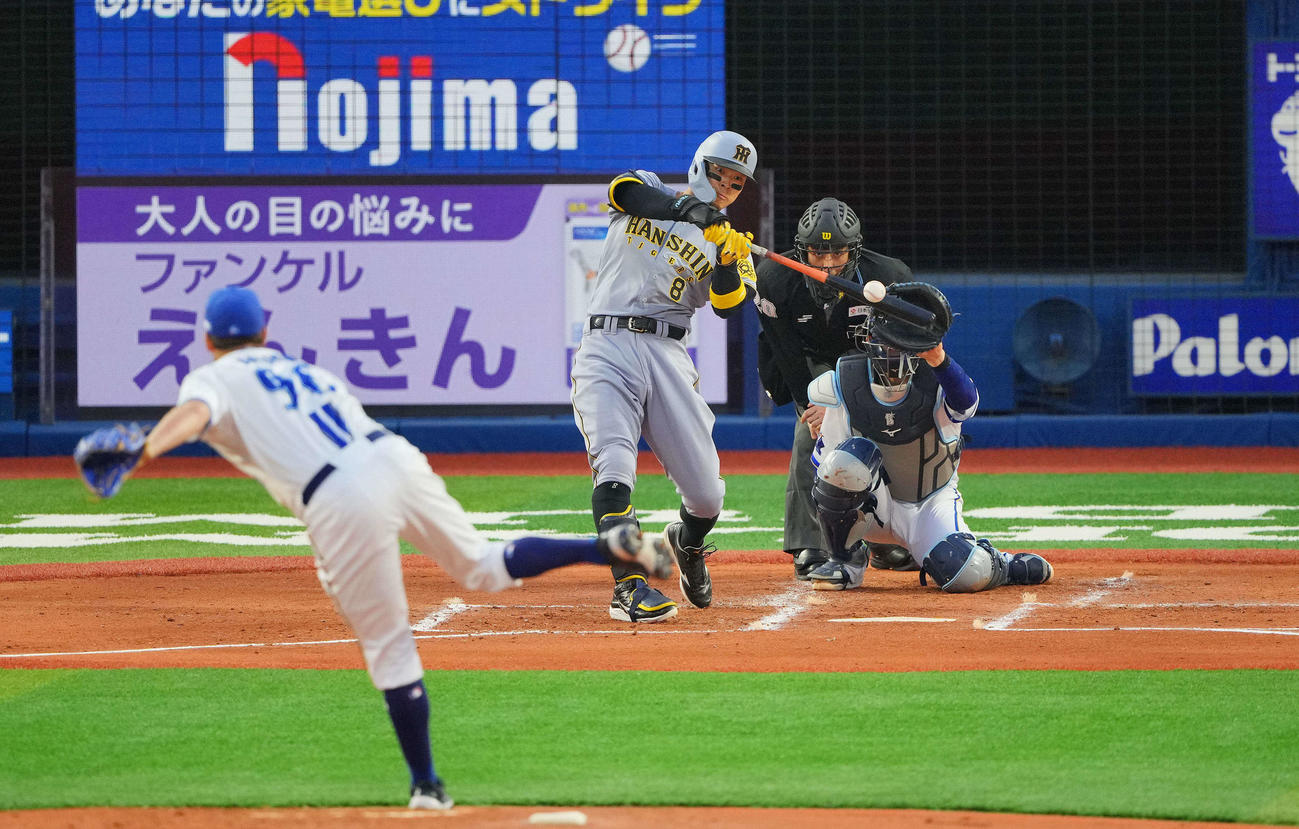 DeNA対阪神　2回表阪神無死、三塁打を放つ佐藤輝。投手はバウアー（撮影・垰建太）