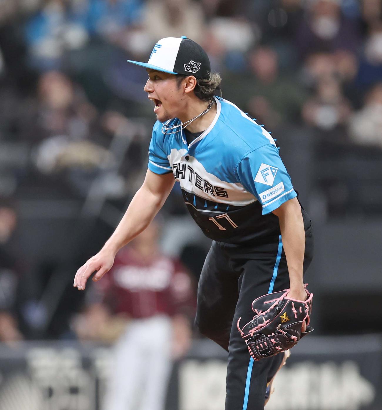 日本ハム対楽天　4回表楽天2死一、二塁、堀内を右飛にとり叫ぶ伊藤（撮影・黒川智章）