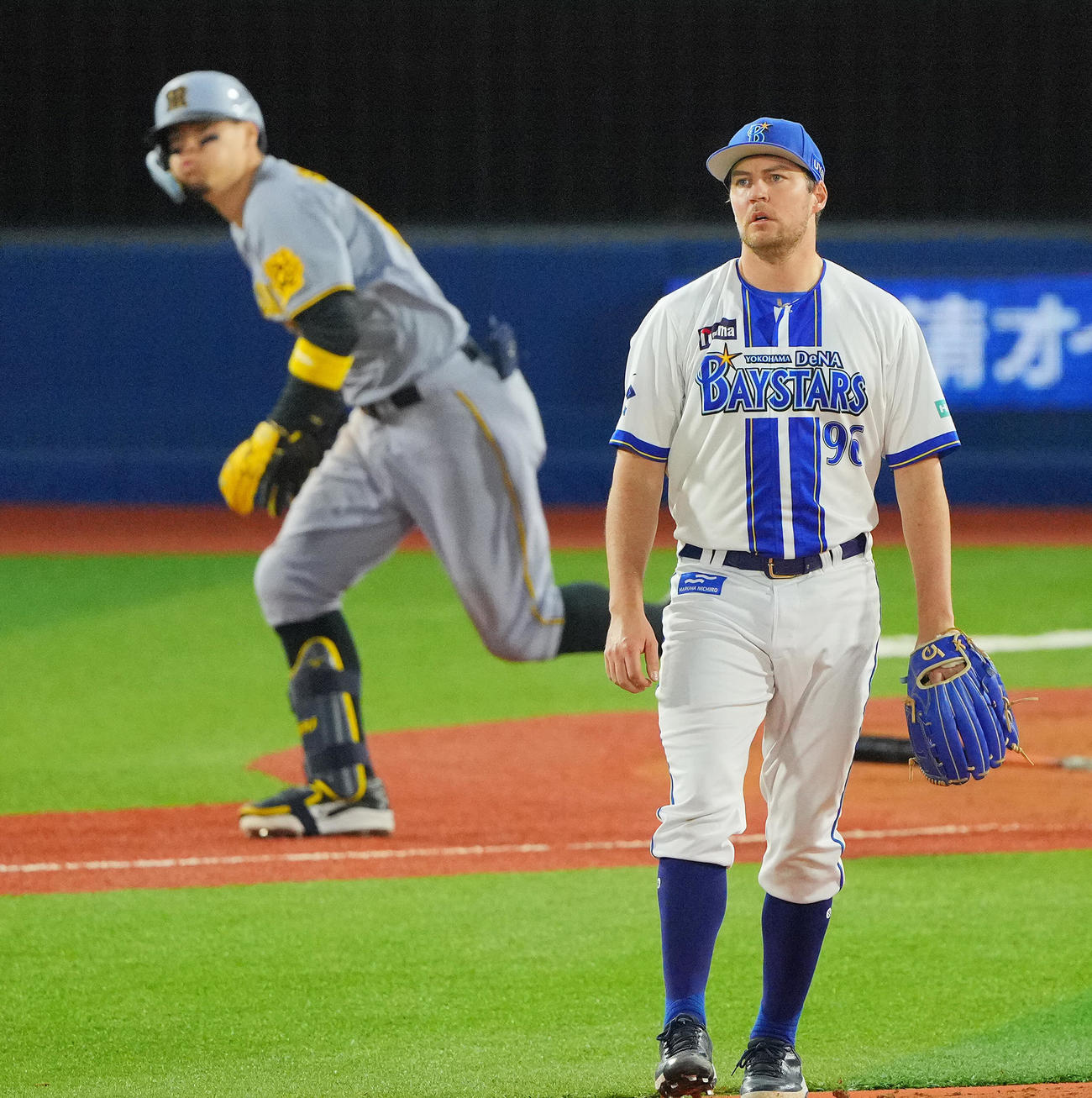 DeNA対阪神　4回表阪神無死一、三塁、佐藤輝に適時二塁打を許すバウアー（撮影・垰建太）