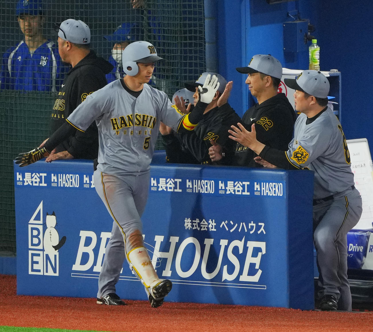 DeNA対阪神　7回表阪神無死、ソロ本塁打を放った近本（左）とタッチを交わす藤川監督（右から2人目）（撮影・垰建太）