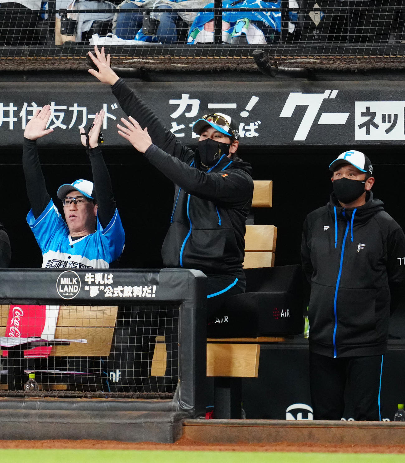 日本ハム対楽天　2回裏日本ハム1死、郡司が放った先制ソロ本塁打の打球の行方を見つめる新庄監督（中央）（撮影・江口和貴）