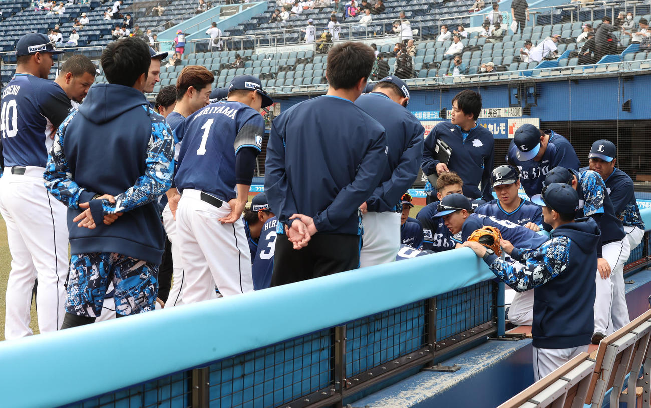 ロッテ対西武　声出しする西武ナイン（撮影・水谷安孝）