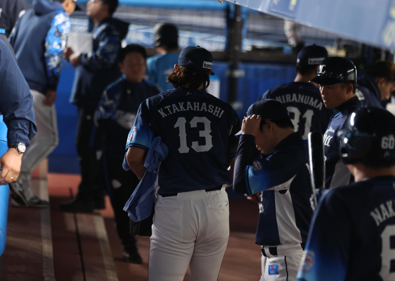 ロッテ対西武　またも勝利に見放されベンチから立ち去る高橋（撮影・水谷安孝）