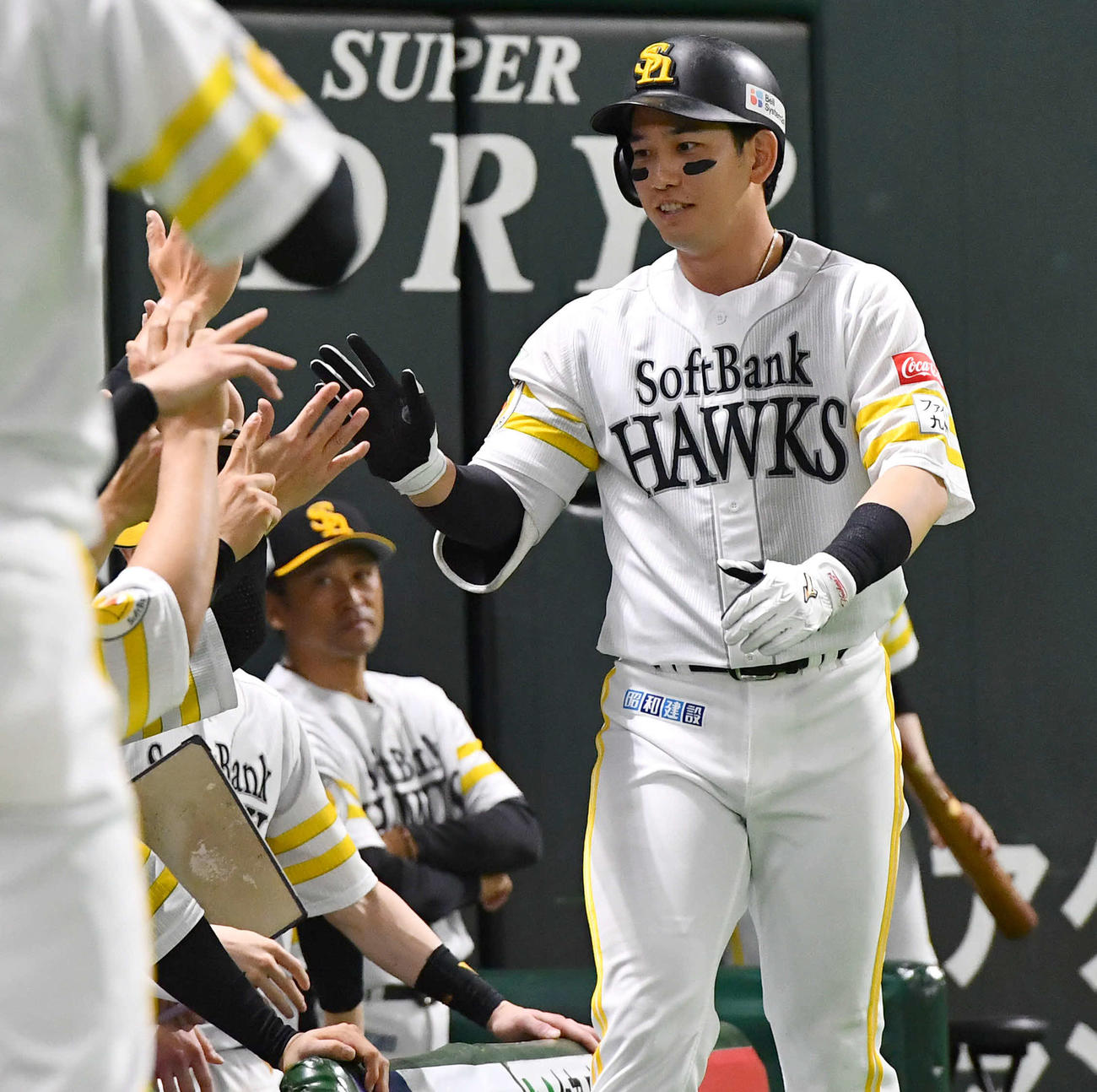ソフトバンク対オリックス　6回裏ソフトバンク2死、右中間へ本塁打を放ち、ナインとタッチを交わす栗原（撮影・岩下翔太）
