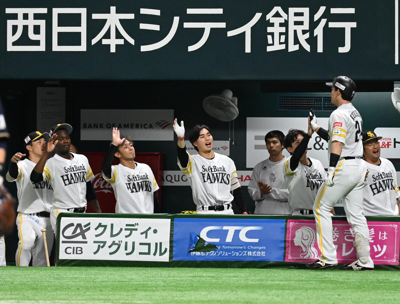 ソフトバンク対オリックス　6回裏ソフトバンク2死、栗原（右）は本塁打を放ちナインとタッチを交わす（撮影・林敢治）