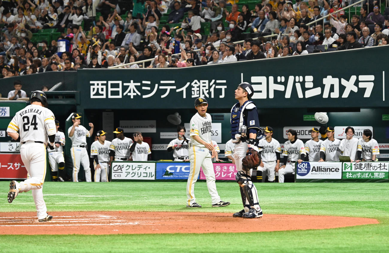 ソフトバンク対オリックス　6回裏ソフトバンク2死、栗原（左）は本塁打を放つ（撮影・林敢治）