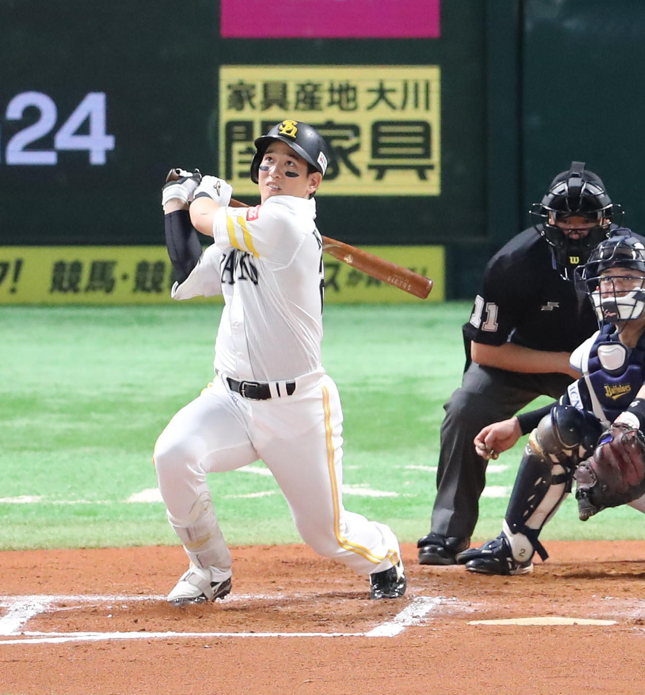 ソフトバンク対オリックス　6回裏ソフトバンク2死、栗原は右中間に本塁打を放つ（撮影・梅根麻紀）