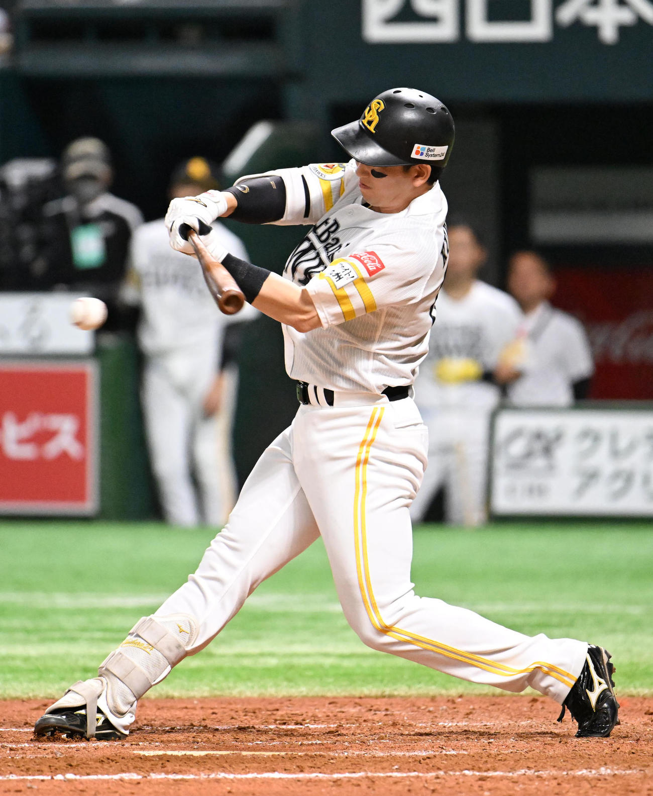ソフトバンク対オリックス　4回裏ソフトバンク1死一塁、栗原は左前に安打を放つ（撮影・林敢治）