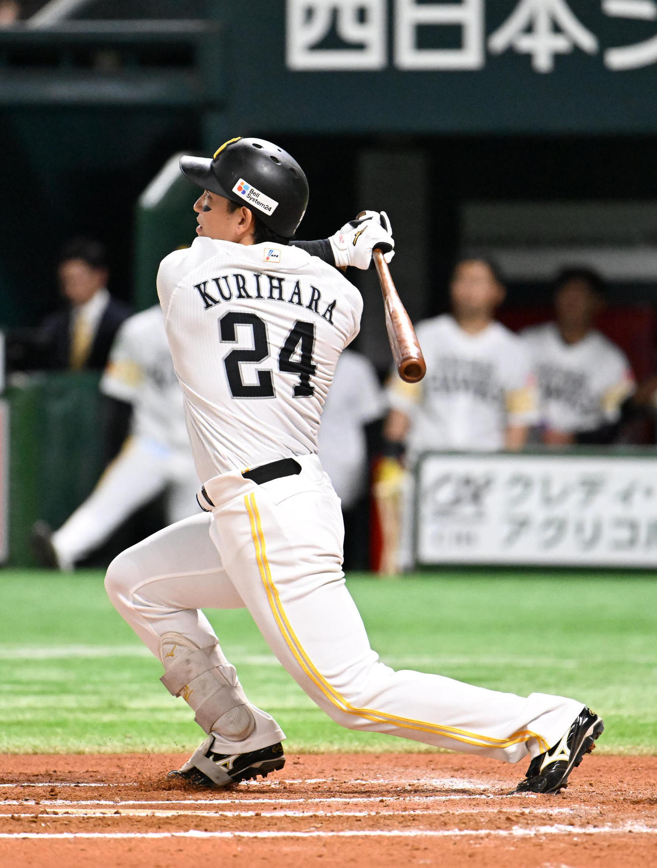 ソフトバンク対オリックス　6回裏ソフトバンク2死、栗原は本塁打を放つ（撮影・林敢治）