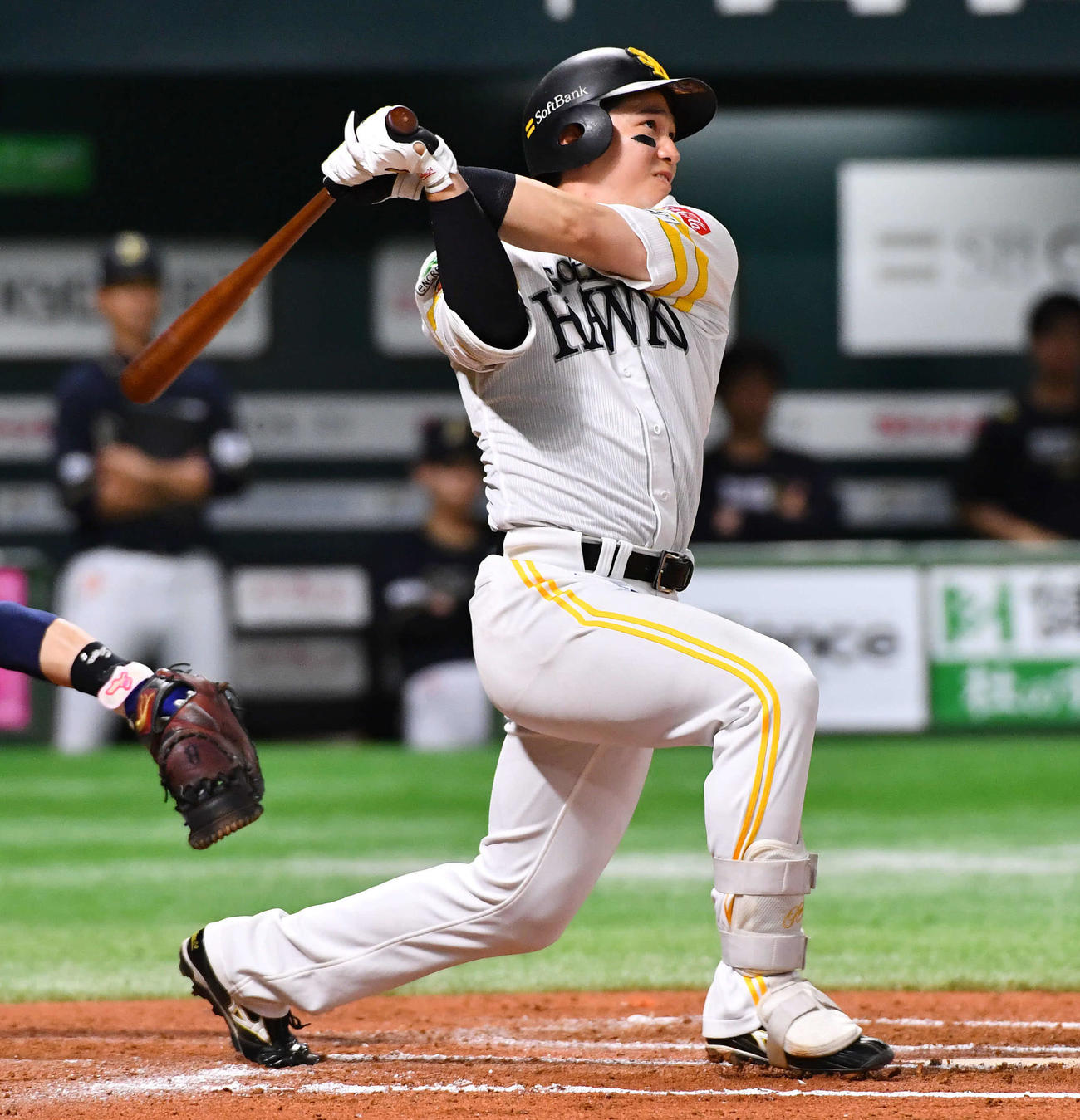 ソフトバンク対オリックス　6回裏ソフトバンク2死、栗原は右中間へ本塁打を放つ（撮影・岩下翔太）
