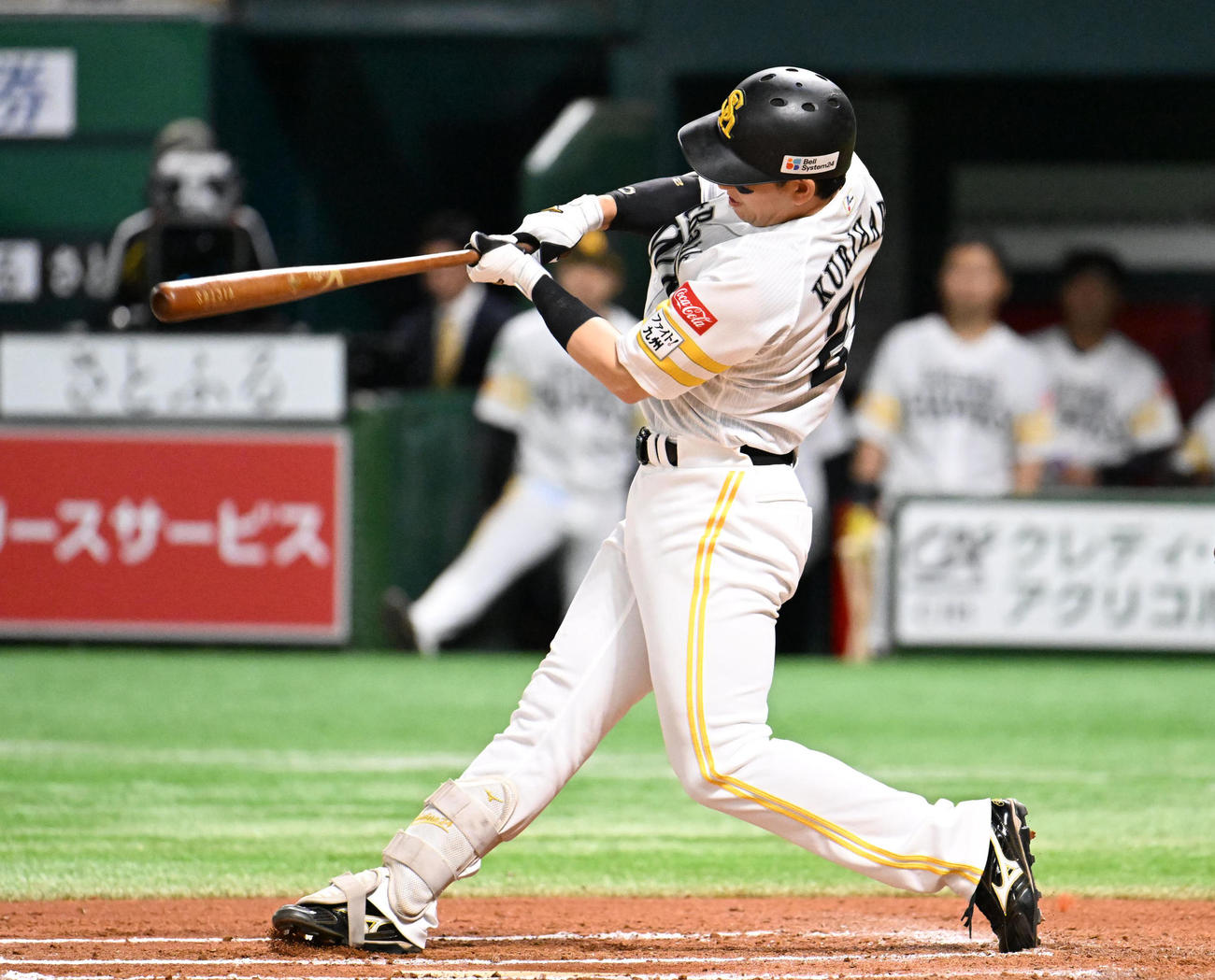 ソフトバンク対オリックス　6回裏ソフトバンク2死、栗原は本塁打を放つ（撮影・林敢治）