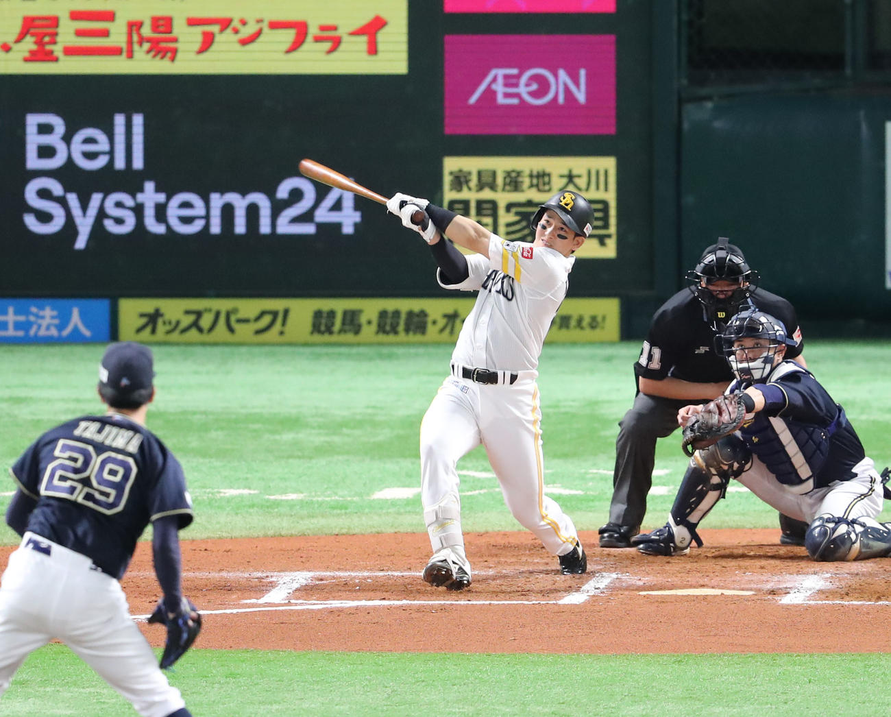 ソフトバンク対オリックス　6回裏ソフトバンク2死、栗原は右中間に本塁打を放つ（撮影・梅根麻紀）