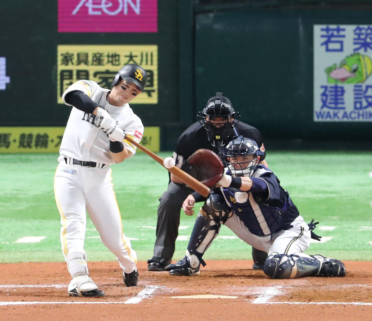 ソフトバンク対オリックス　6回裏ソフトバンク2死、栗原は右中間に本塁打を放つ（撮影・梅根麻紀）