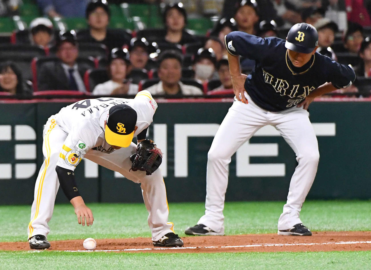 ソフトバンク対オリックス　5回表オリックス無死、広岡が放った三塁線へのゴロを見送り、ファウルとした栗原（左）。右は松井コーチ（撮影・岩下翔太）