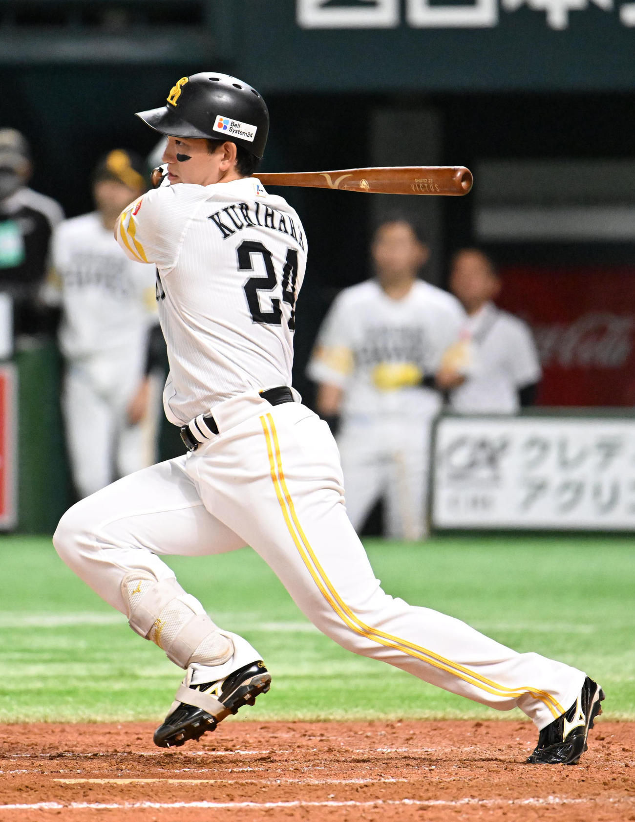 ソフトバンク対オリックス　4回裏ソフトバンク1死一塁、栗原は左前に安打を放つ（撮影・林敢治）