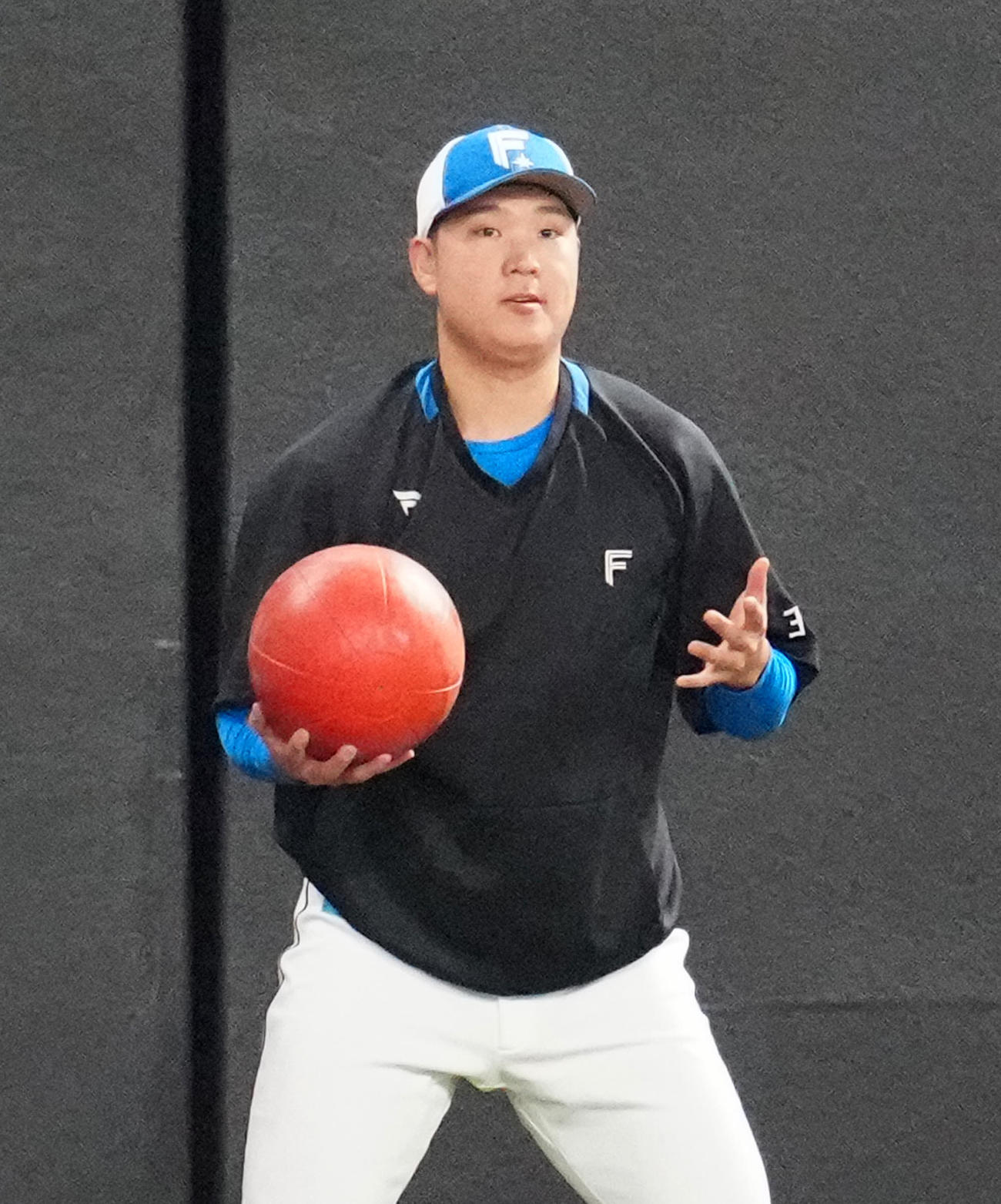 22日、試合前練習に臨む日本ハム古林睿煬