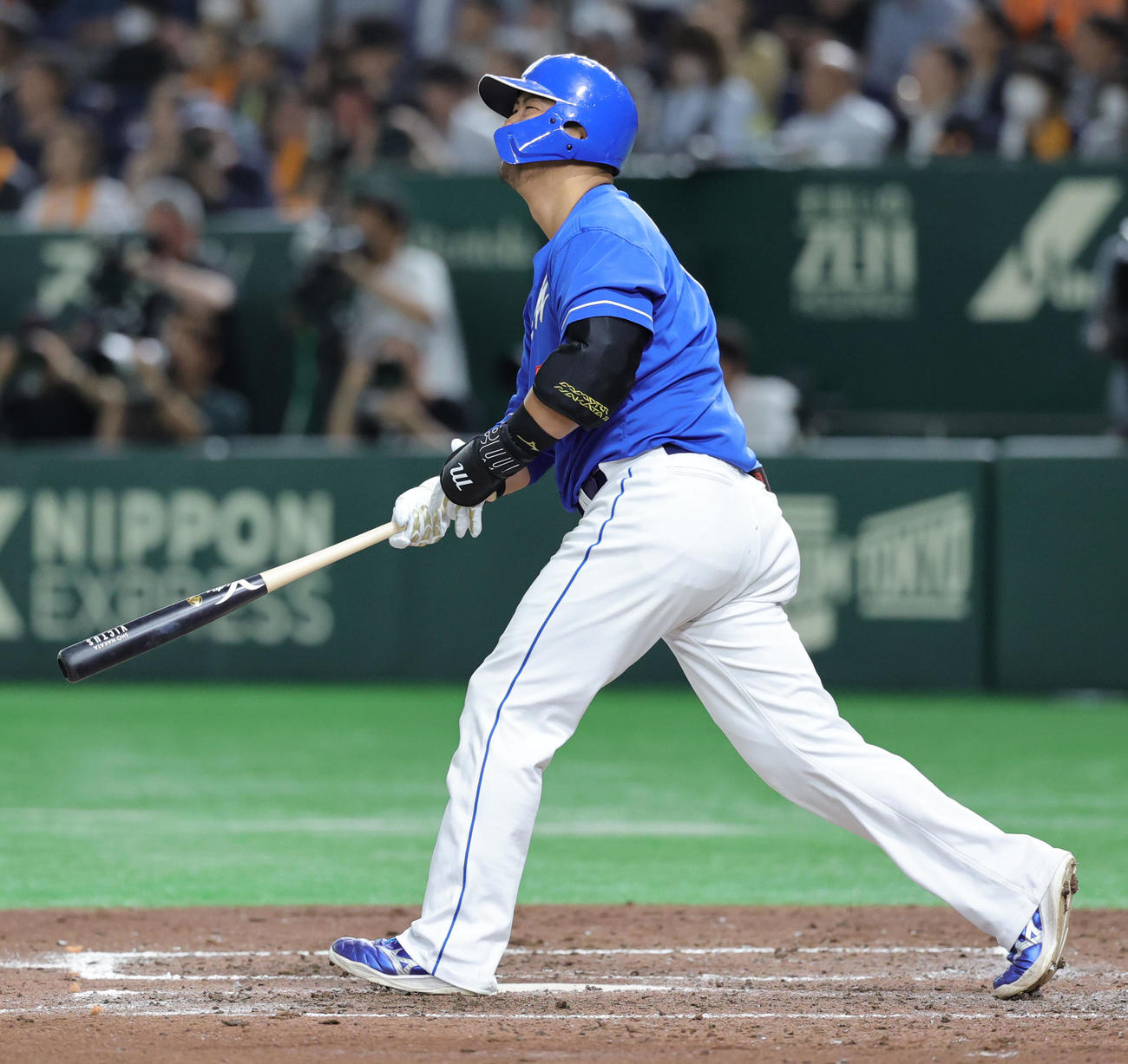 巨人対中日　5回表中日無死、左越え本塁打を放つ中田（撮影・野上伸悟）