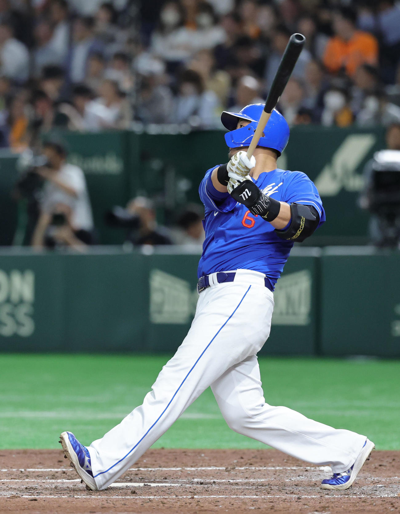 巨人対中日　5回表中日無死、左越え本塁打を放つ中田（撮影・野上伸悟）