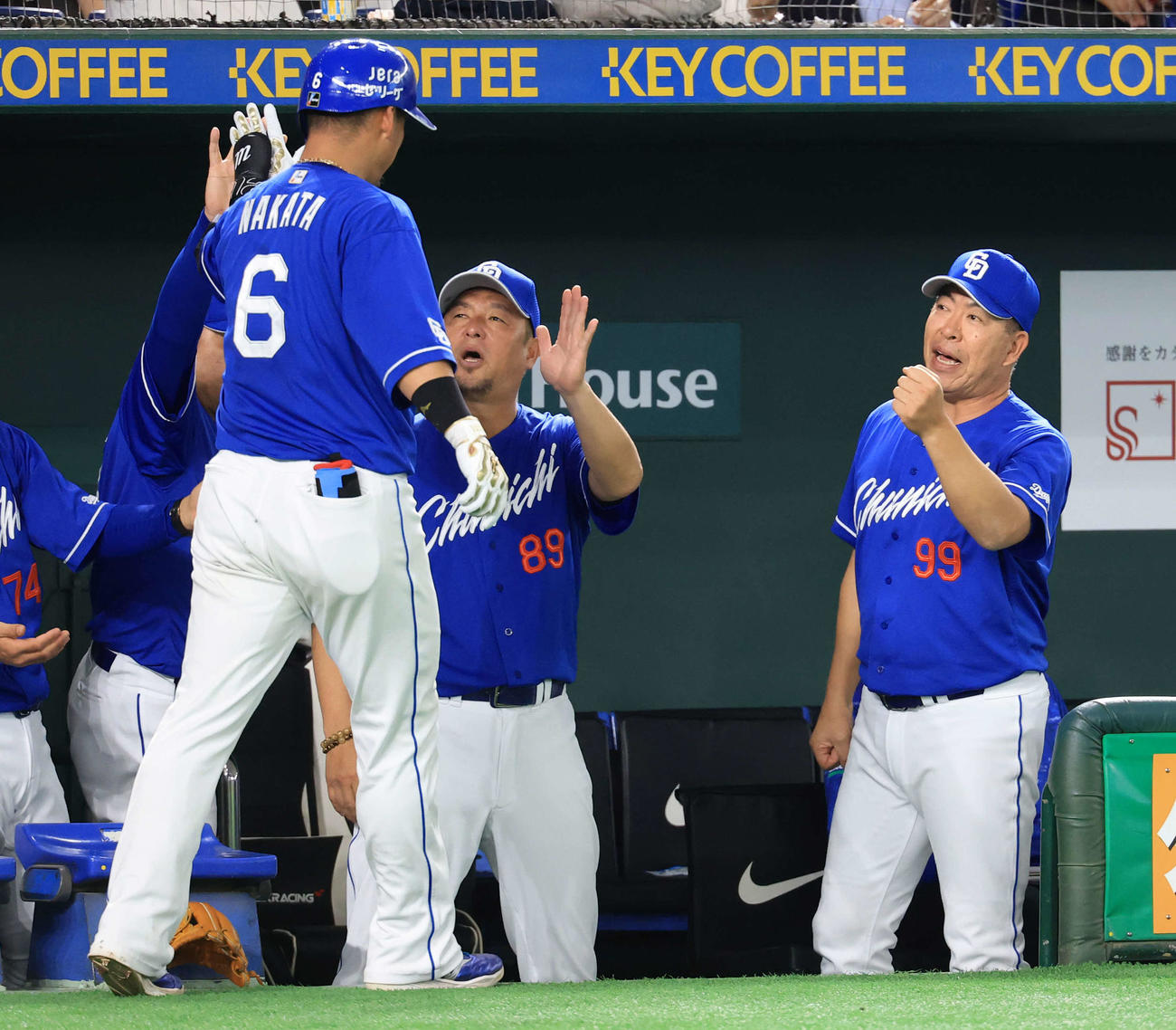 巨人対中日　5回表中日無死、中田（手前）がソロ本塁打を放ちハイタッチで迎える井上監督（撮影・浅見桂子）