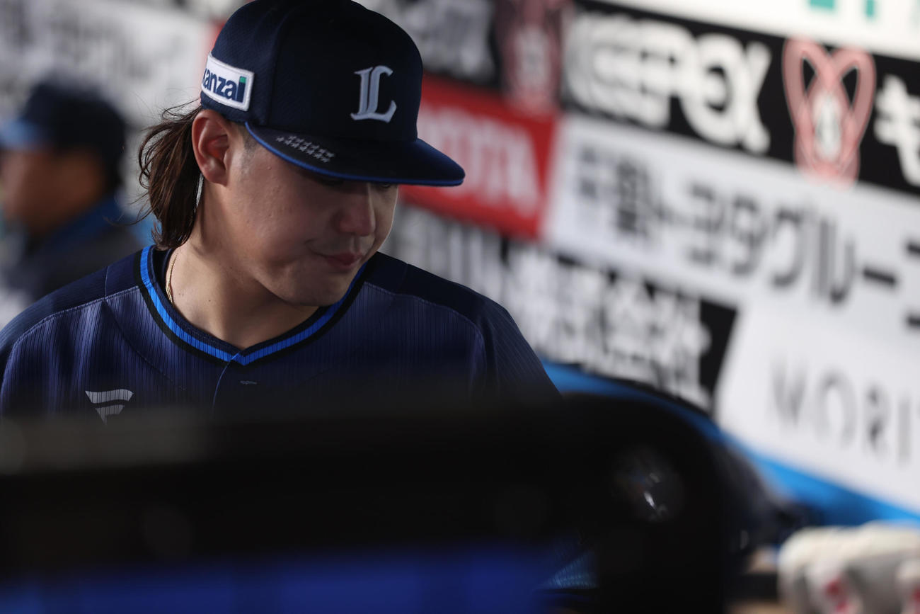 ロッテ対西武　またも勝利に見放されうつろな表情の高橋（撮影・水谷安孝）
