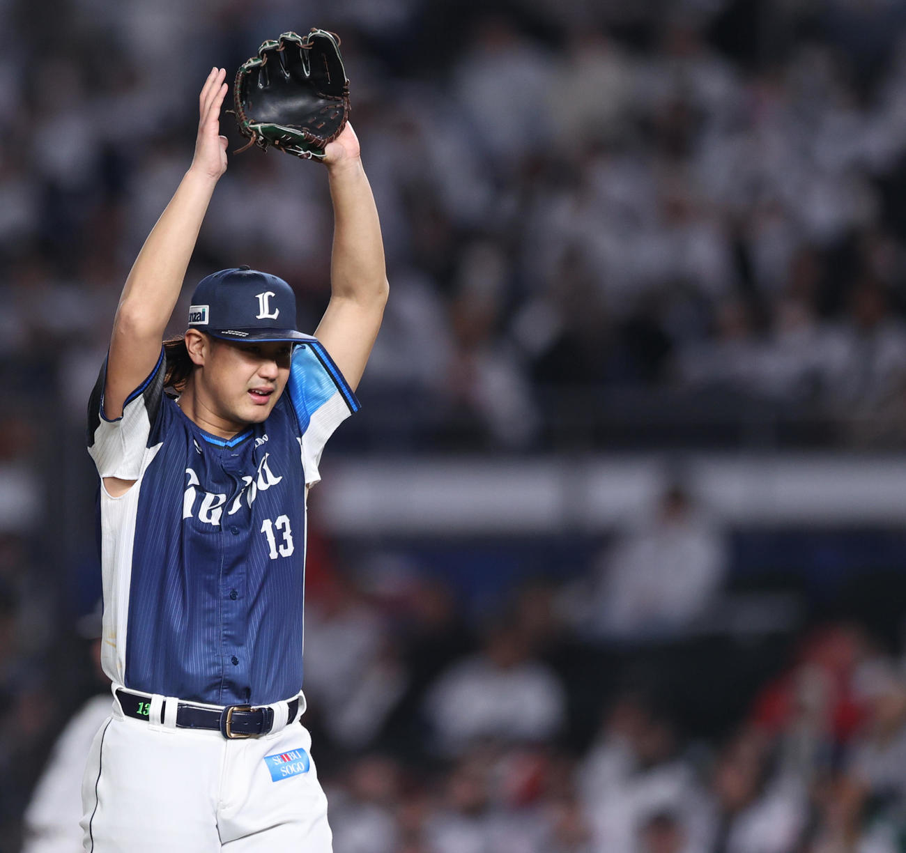 ロッテ対西武　3回裏ロッテ2死一、二塁、高部を打ち取り喜ぶ高橋（撮影・水谷安孝）