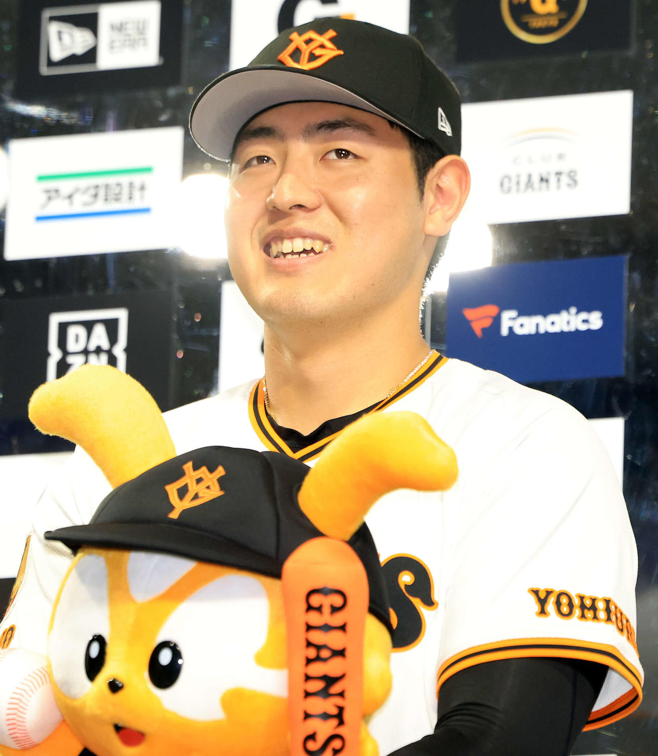 巨人対中日　ヒーローインタビューで笑顔で答える巨人岡本（撮影・浅見桂子）