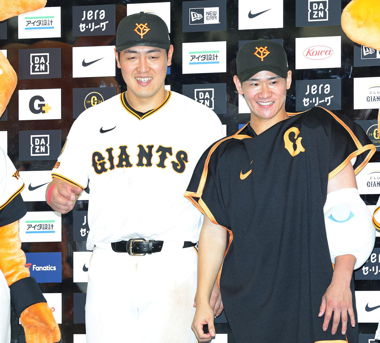 巨人対中日　お立ち台で喜ぶ巨人岡本（左）と井上（撮影・野上伸悟）